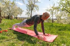 踩脚轻伤却致掘金体系崩塌，约基奇步履艰难休战至少4周