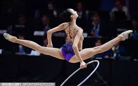 太罕见！库里6年来首次扣篮，勇士替补席瞬间沸腾